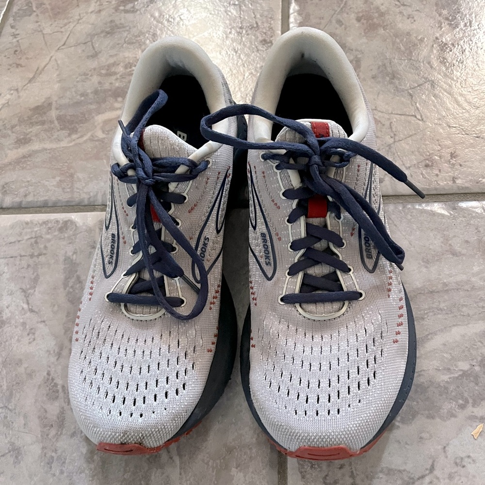 Used good condition Brooks Glycerin 19 men’s size 10.5 running sneakers